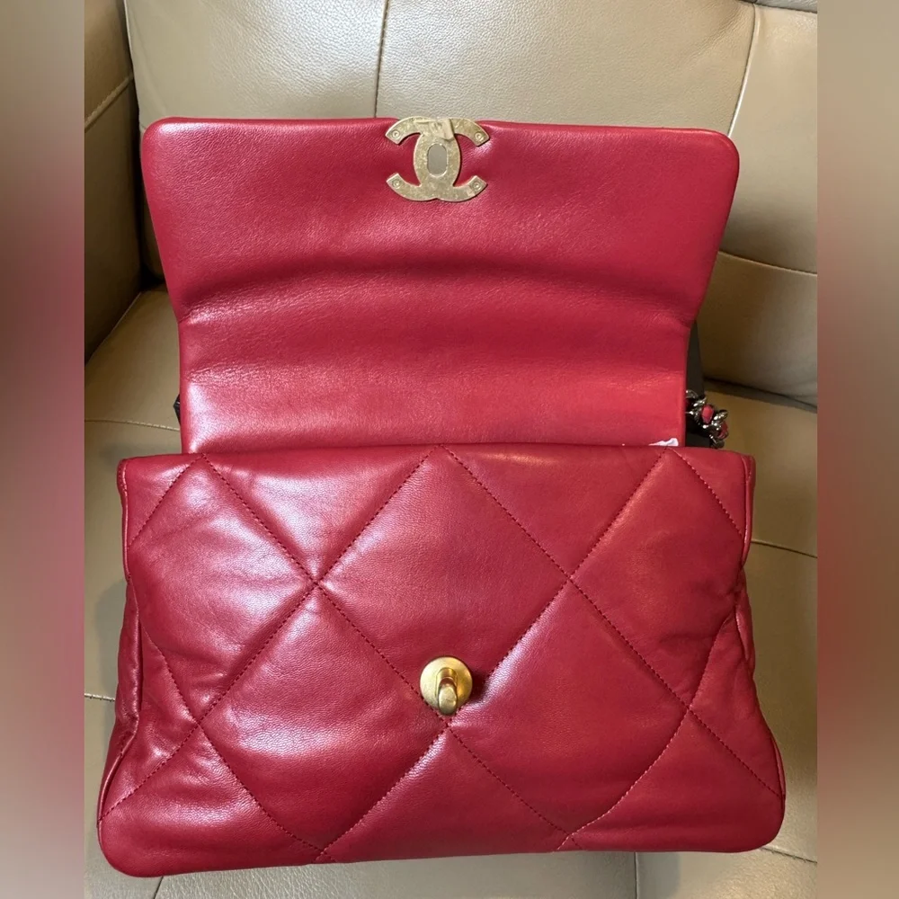CHANEL 19 Large Quilted handbag